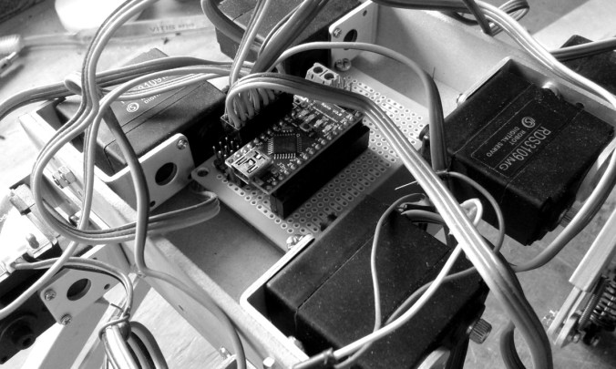 El cerebro es un Arduino nano/ The brain  is an Arduino nano.